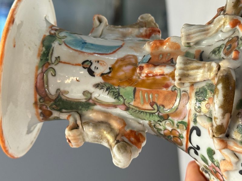 Four Chinese Canton famille rose vases and a covered bowl with figural design - 图71