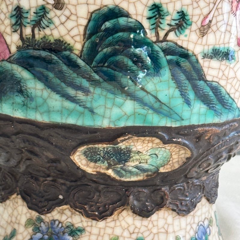 A pair of Chinese Nanking famille rose 'Warriors' vases - 图34
