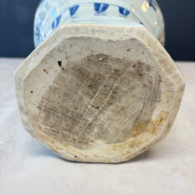 A Chinese blue and white covered vase with floral design - 图24