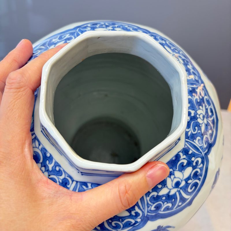 A Chinese blue and white covered vase with floral design - 图23