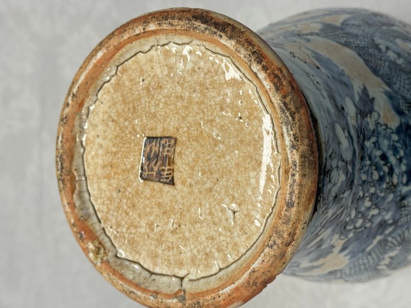 A Chinese Nanking blue and white vase and a famille rose jardinière - 图39