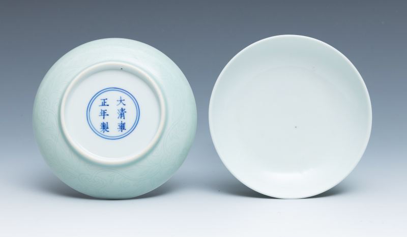 A pair of small incised pale celadon-glazed 'ruyi' saucer-dishes, Yongzheng mark and of the period (1723-1735) - 图5