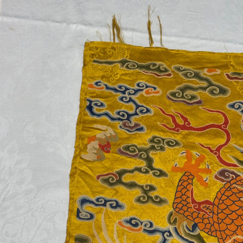 Two Chinese yellow-ground seed-stitch embroidered 'Dragon' panels - 图33
