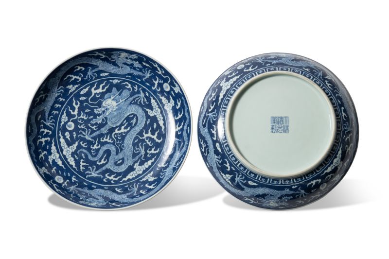 A pair of large blue and white reverse-decorated 'dragon' dishes, Daoguang mark and of the period (1821-1850) - 图2