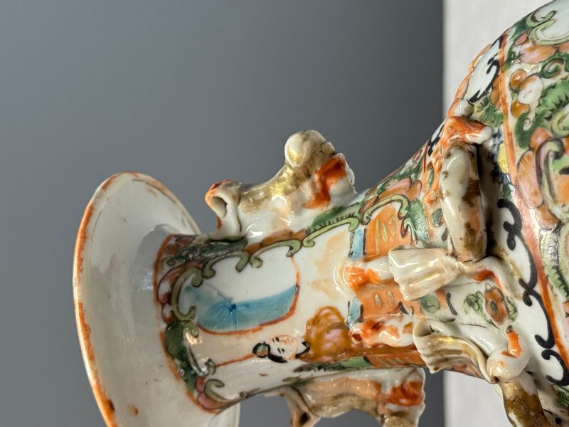 Four Chinese Canton famille rose vases and a covered bowl with figural design - 图70
