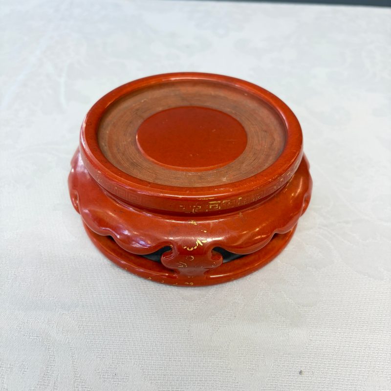 A Chinese gilt-decorated coral-red-glazed stand - 图8