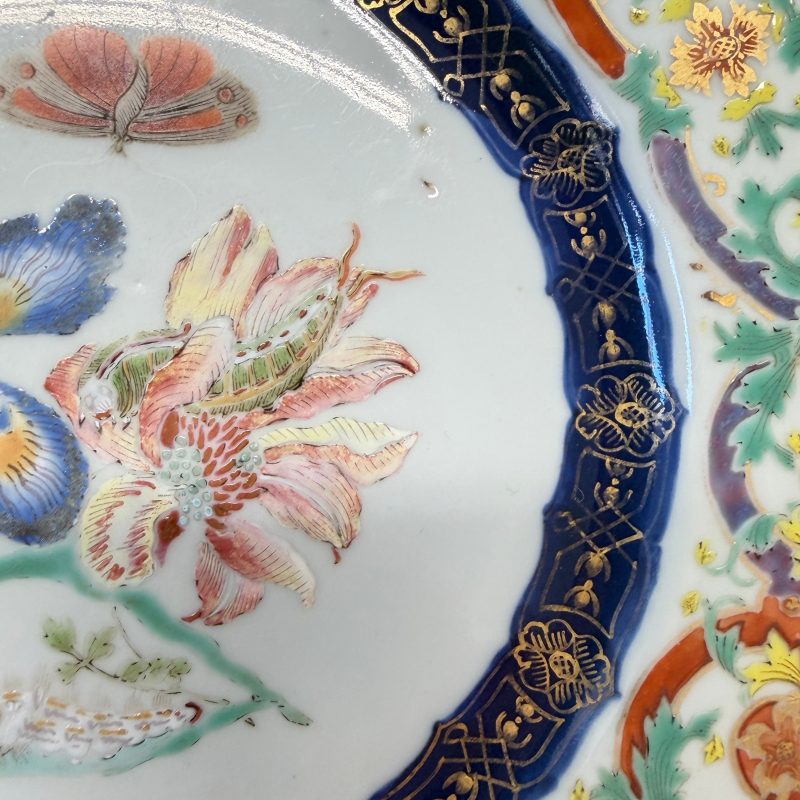 A Chinese famille rose 'Botanical' plate based on designs by the German botanist Maria Sybille Merian - 图5