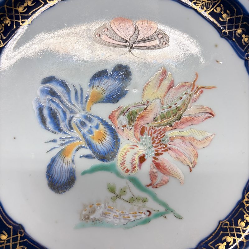 A Chinese famille rose 'Botanical' plate based on designs by the German botanist Maria Sybille Merian - 图4