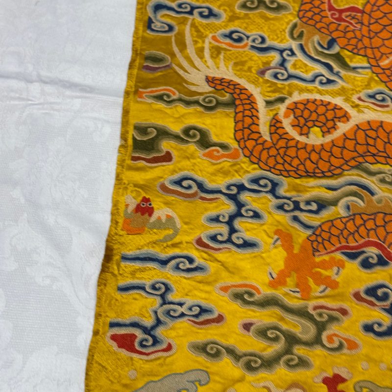 Two Chinese yellow-ground seed-stitch embroidered 'Dragon' panels - 图32