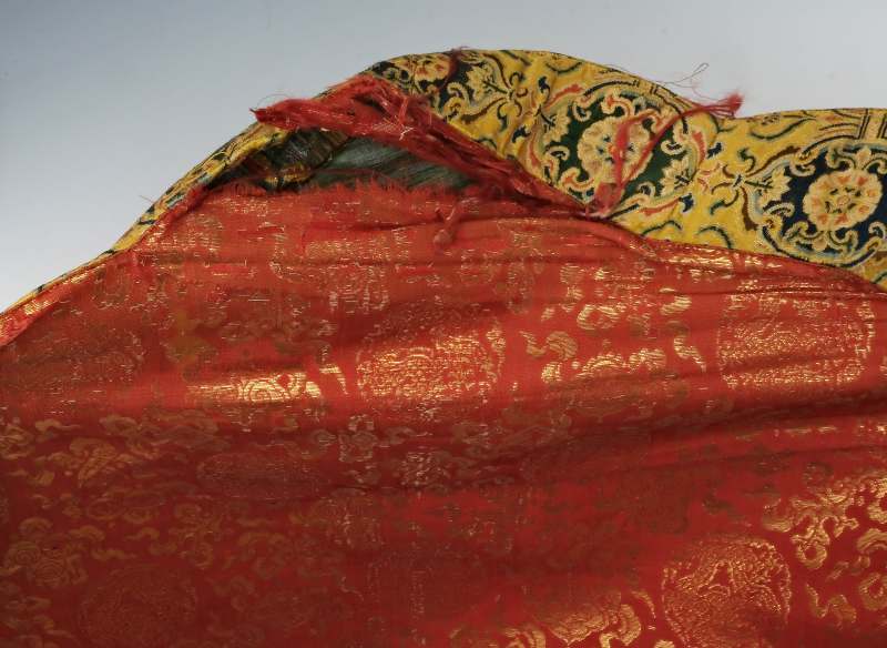 A pair of silk brocade ‘Dragon’ throne back cushion covers - 图11