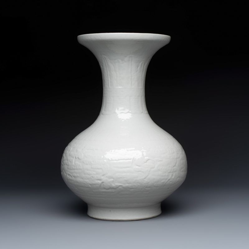 A Chinese white-glazed 'Bats among Clouds' vase with relief design - 图4