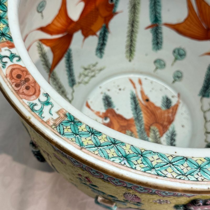 A pair of Chinese famille rose yellow-ground 'Antiquities' fish bowls with applied relief design - 图40