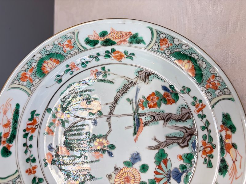 A pair of Chinese famille verte 'Bird among Willow and Flowering Branches' plates - 图18