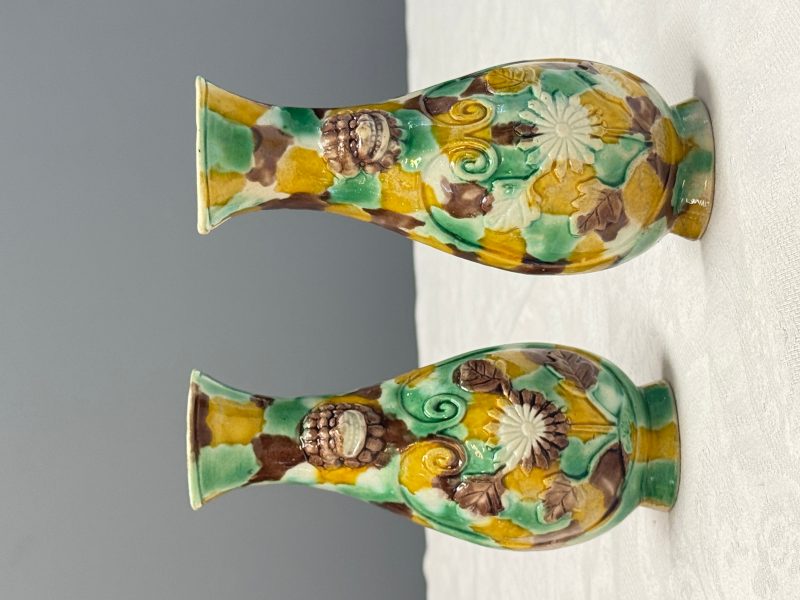 A pair of Chinese famille verte sancai biscuit wall pocket vases - 图8