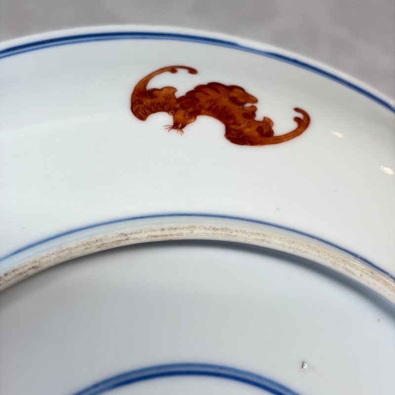 洪福齊天 | A pair of Chinese blue, white and iron-red 'Hong Fu Qi Tian 洪福齊天' plates - 图24