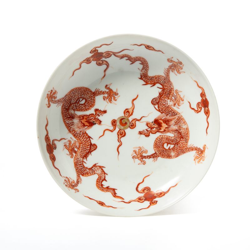 An iron-red-decorated 'dragon' dish, Kangxi mark and of the period (1662-1722) - 图1