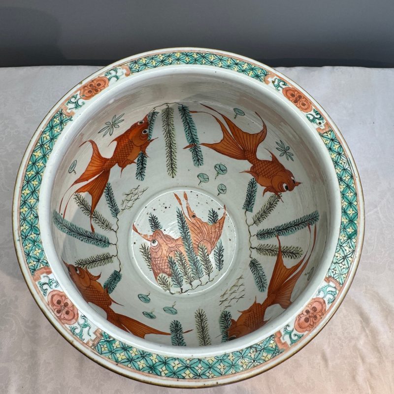 A pair of Chinese famille rose yellow-ground 'Antiquities' fish bowls with applied relief design - 图39