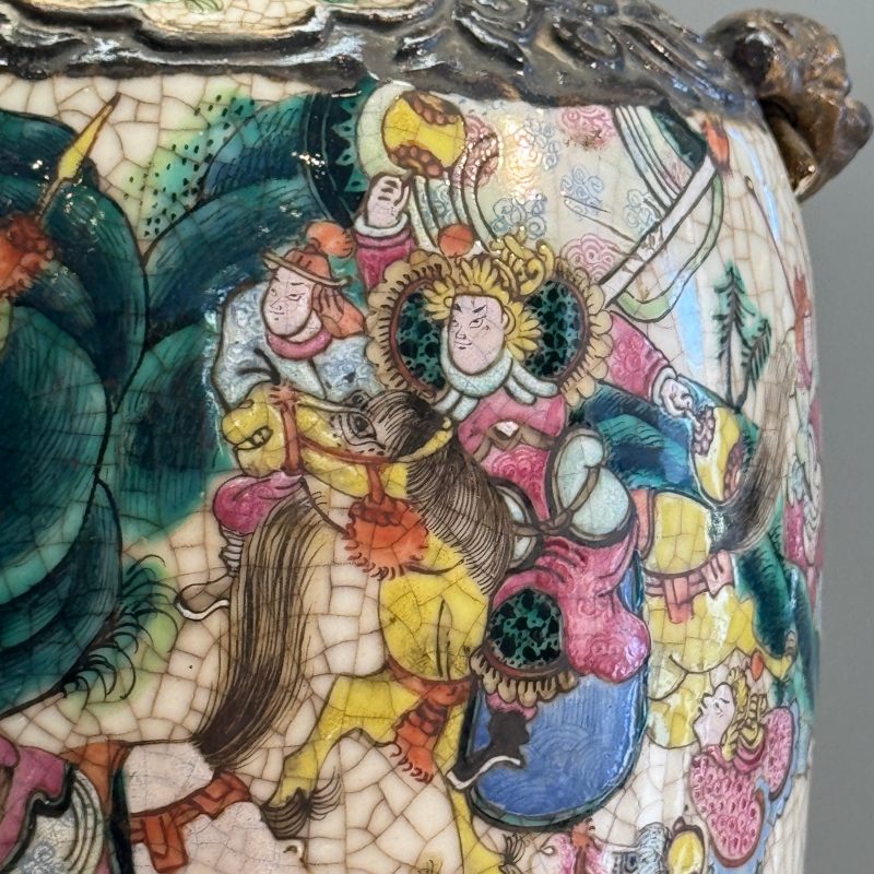 A pair of Chinese Nanking famille rose 'Warriors' vases - 图33