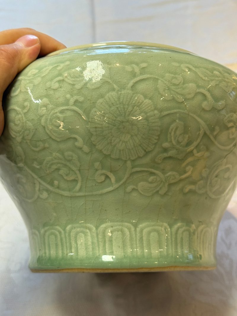 A Chinese celadon-glazed 'Flower Scroll' jar - 图9