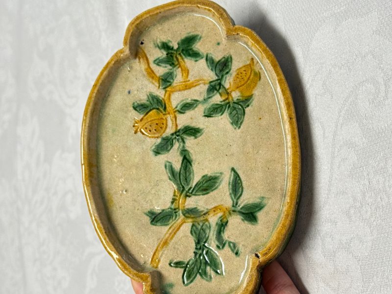 A pair of Chinese sancai-glazed stoneware quadrilobed trays with fruiting branches - 图4