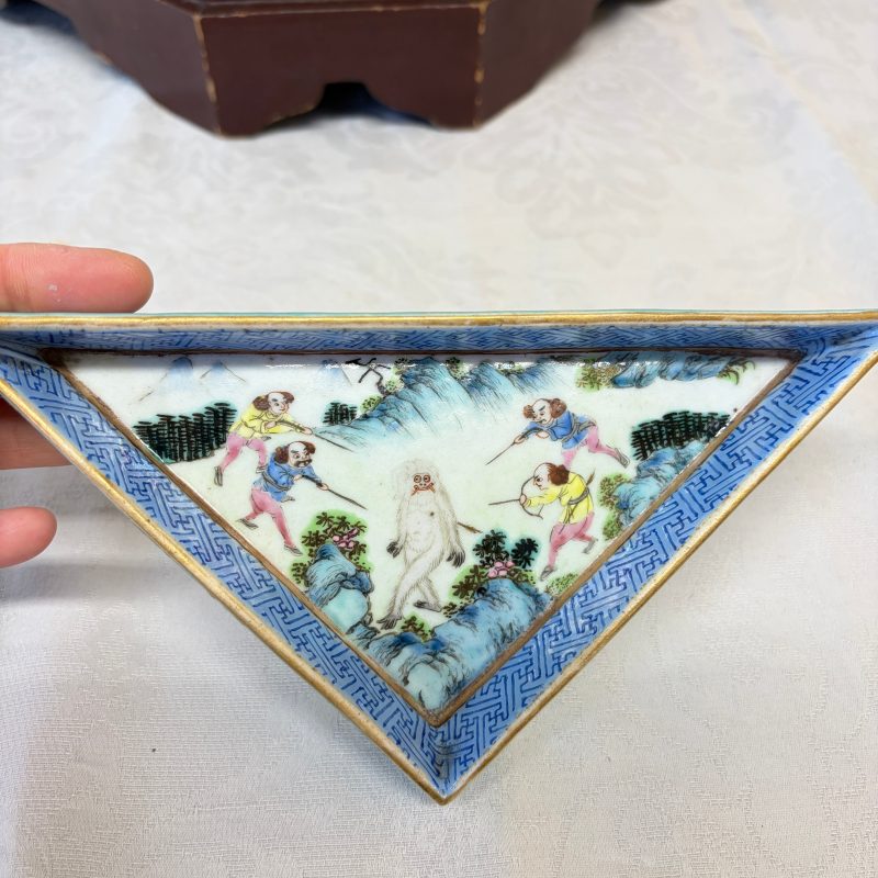 A Chinese famille rose 'Foreigners Hunting' six-piece sweetmeat set on a wooden tray - 图25