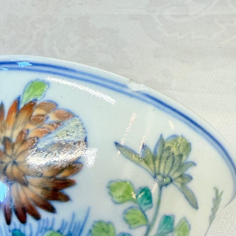 A pair of Chinese doucai bowls with floral design - 图17