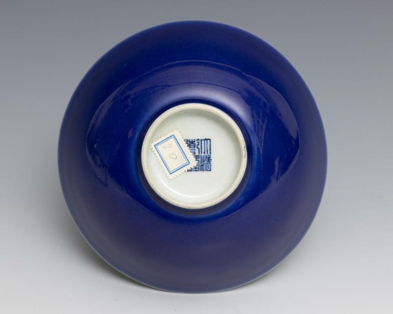 A pair of blue-glazed bowls, Qianlong mark and of the period (1736-1795) - 图9