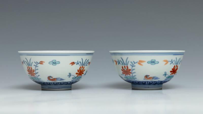 A pair of doucai 'mandarin duck in lotus pond' bowls, Guangxu mark and of the period (1875-1908) - 图3