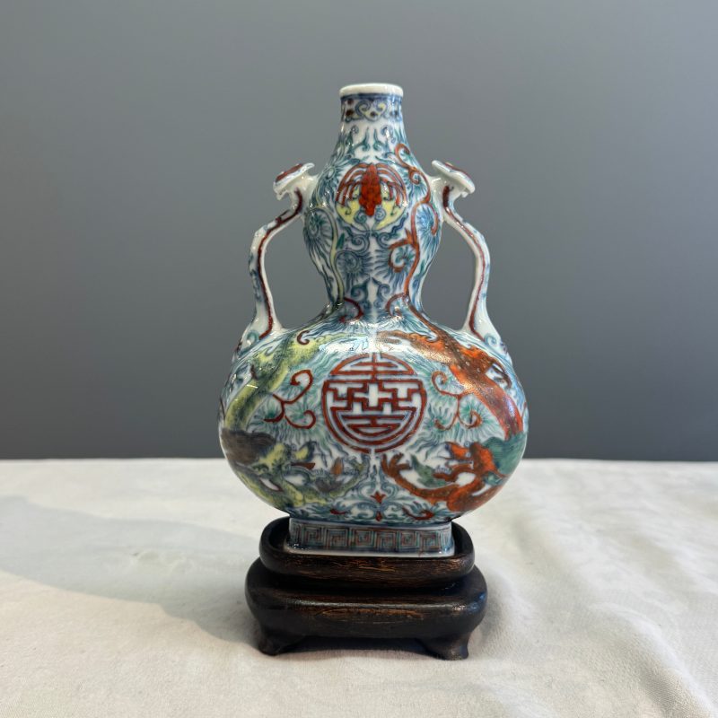 A Chinese doucai double-gourd vase with dragons and ruyi handles - 图10