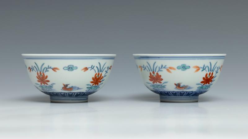 A pair of doucai 'mandarin duck in lotus pond' bowls, Guangxu mark and of the period (1875-1908) - 图2