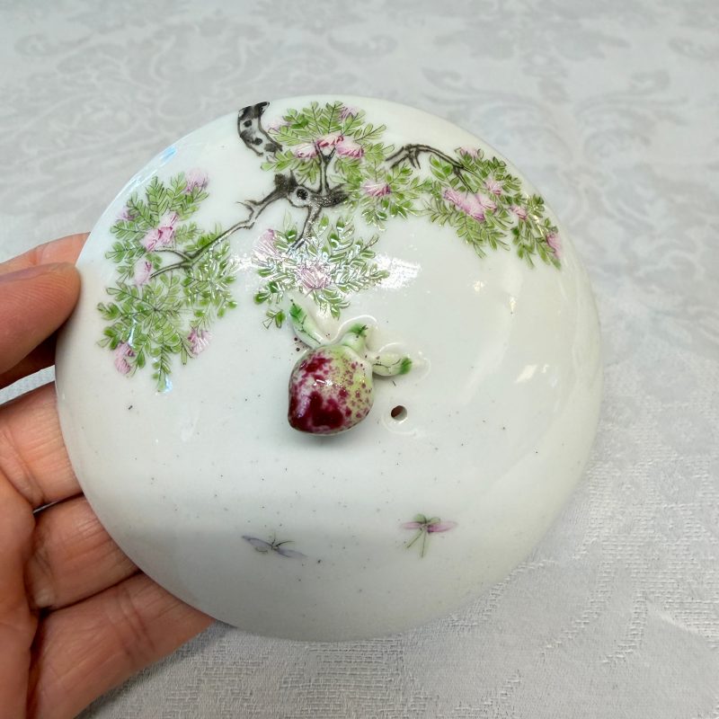 A Chinese famille rose 'Elegant Ladies and Playing Boys' teapot - 图21