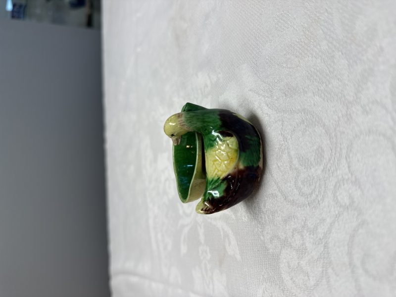 A pair of Chinese famille verte sancai biscuit duck-and-lotus-form water droppers on later wooden stands - 图12