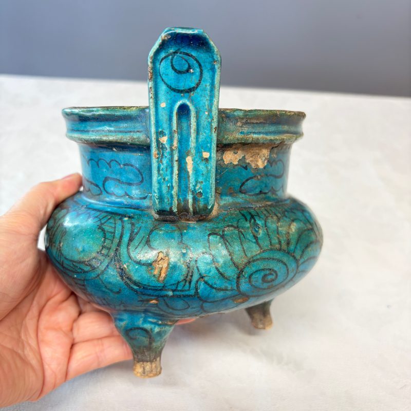 A Chinese peacock-blue-glazed tripod incense burner with wooden cover - 图15