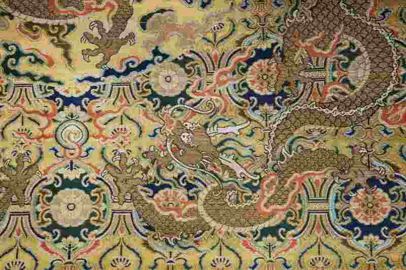 A pair of silk brocade ‘Dragon’ throne back cushion covers - 图14