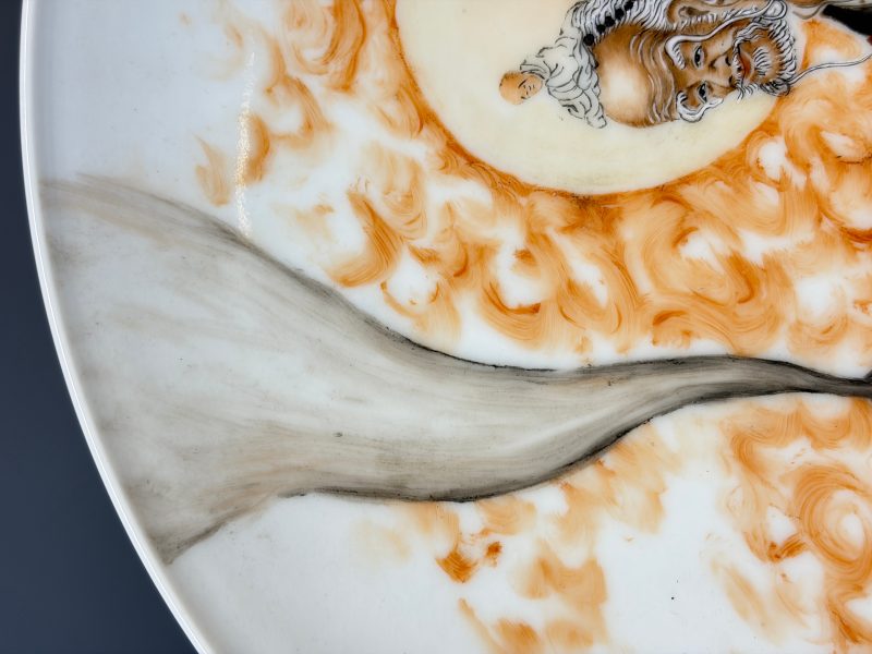 A Chinese iron-red and grisaille-decorated dish - 图4