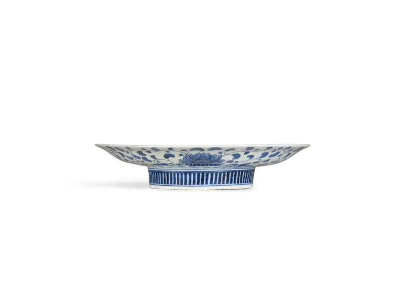 A porcelain dish, Nabeshima ware, Hizen, Edo period, late 17th – early 18th century | 色絵秋草文大皿　肥前　鍋島藩窯　江戸時代中期　17世紀後半 - 图2