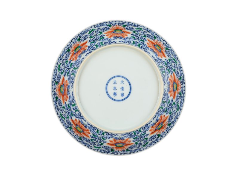 A fine doucai ‘lotus’ dish, Mark and period of Yongzheng | 清雍正　鬪彩纏枝番蓮紋盤　《大清雍正年製》款 - 图2