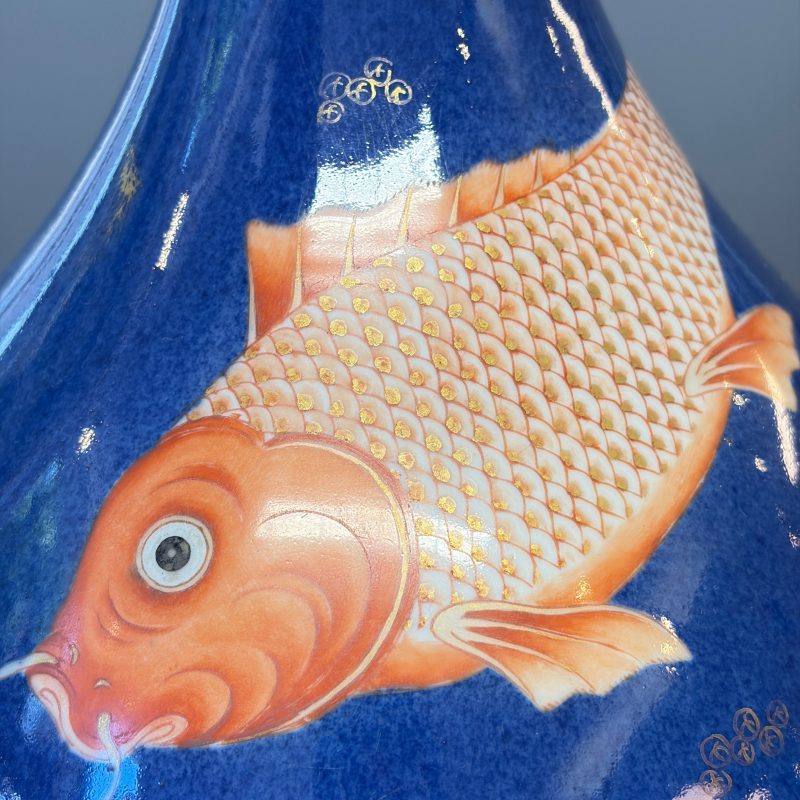 A Chinese gilt-heightened powder-blue-ground iron-red decorated 'Carps' vase - 图14