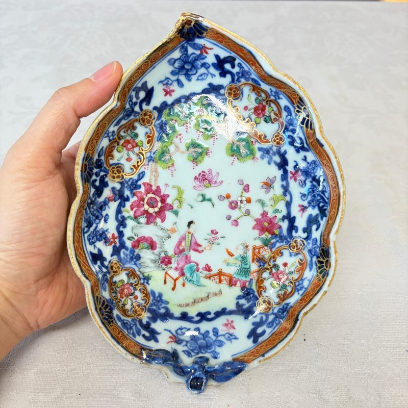 A pair of Chinese famille rose leaf-shaped saucers with figural design - 图15