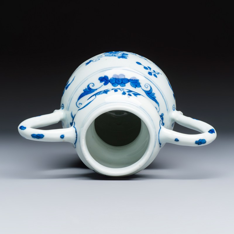 A Chinese blue and white double-handled vase with floral design - 图6
