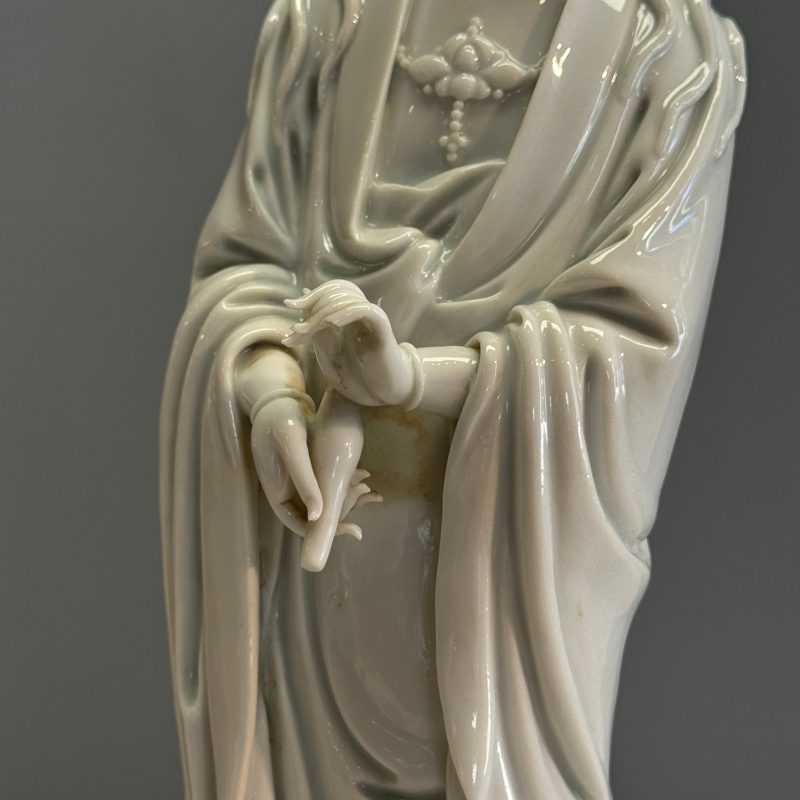 A Chinese Dehua blanc de Chine figure of Guanyin - 图10