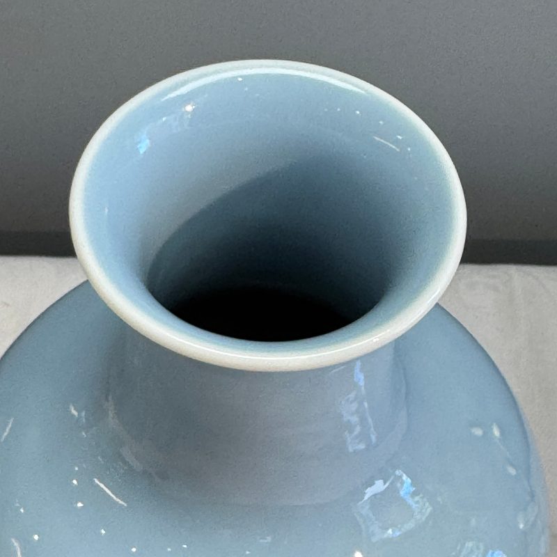 A Chinese claire-de-lune vase with floral relief design - 图16