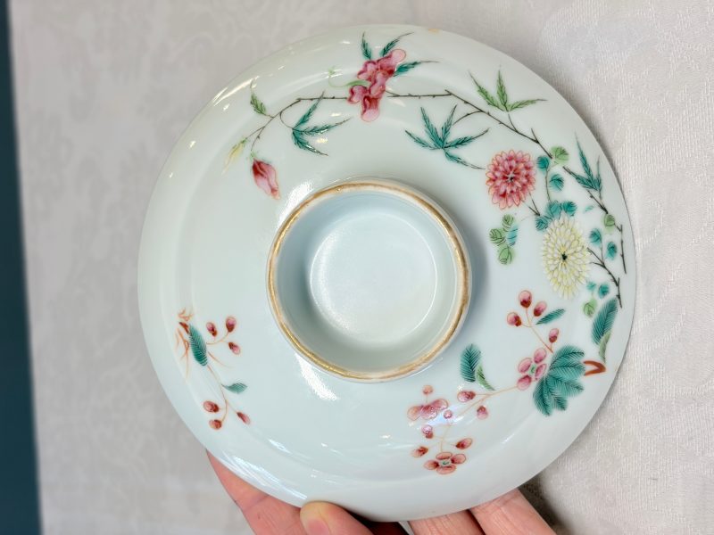 A Chinese famille rose covered bowl with floral design - 图16