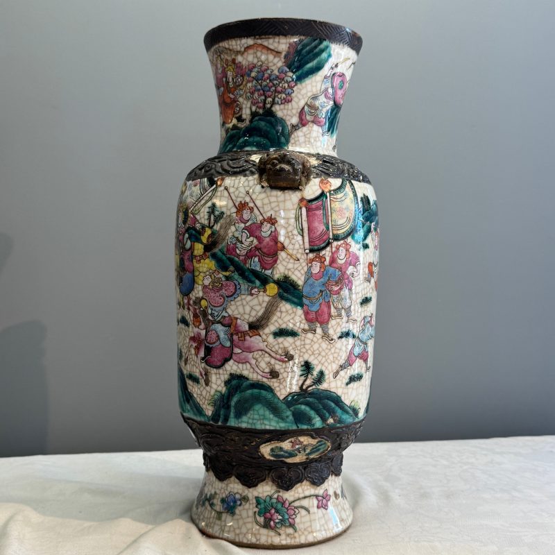 A pair of Chinese Nanking famille rose 'Warriors' vases - 图35