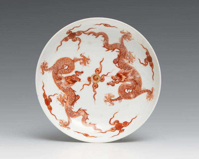 An iron-red-decorated 'dragon' dish, Kangxi mark and of the period (1662-1722) - 图2