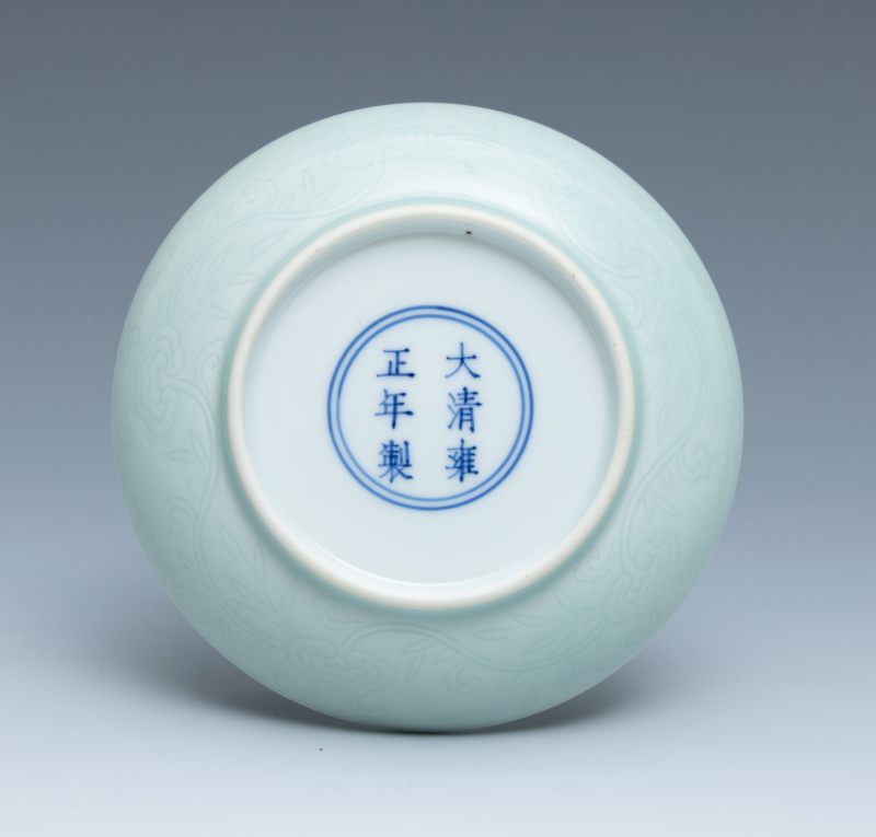 A pair of small incised pale celadon-glazed 'ruyi' saucer-dishes, Yongzheng mark and of the period (1723-1735) - 图7
