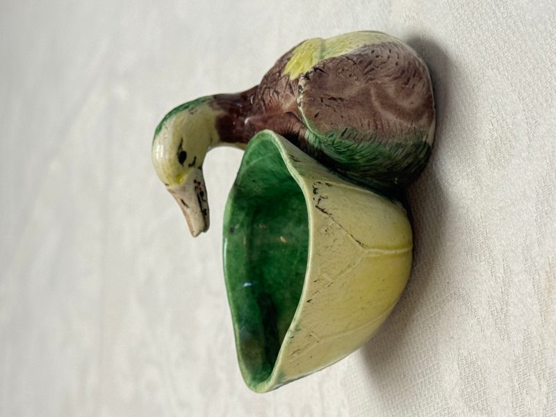 A pair of Chinese famille verte sancai biscuit duck-and-lotus-form water droppers on later wooden stands - 图42