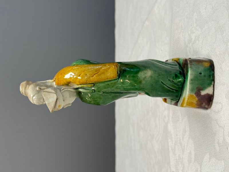 A Chinese famille verte sancai biscuit group of a man embracing a lady - 图9