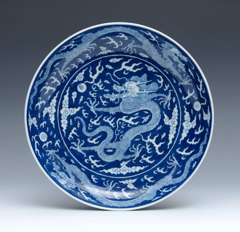 A pair of large blue and white reverse-decorated 'dragon' dishes, Daoguang mark and of the period (1821-1850) - 图5