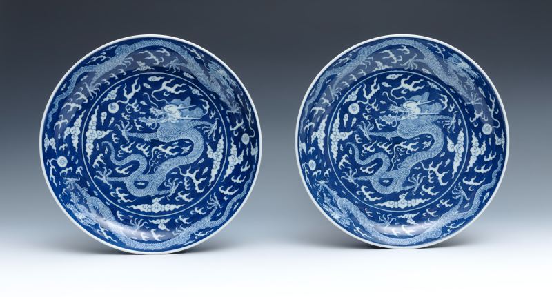 A pair of large blue and white reverse-decorated 'dragon' dishes, Daoguang mark and of the period (1821-1850) - 图4